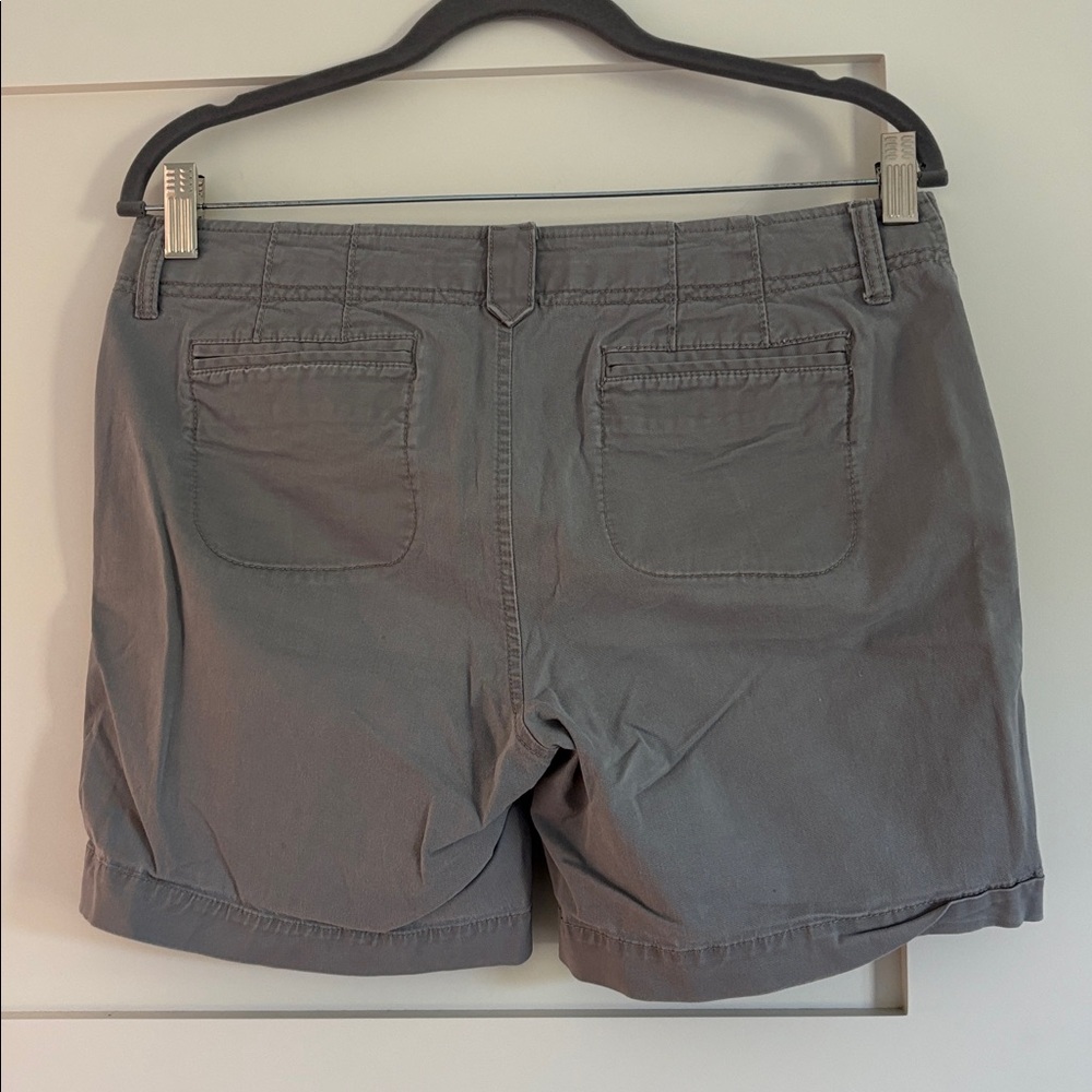Old Navy Women’s Perfect 7” Shorts - Picture 2 of 3
